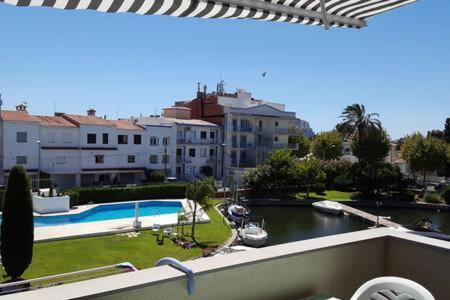 Port Sotavent 2C - Apartamento En La Marina De Empuriabrava - Piscina Comunitaria, - Parking - Vistas Al Canal - Cerca Centro Y Playa Zewnętrze zdjęcie
